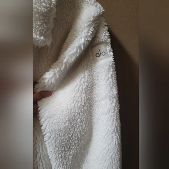 EUC ALO Yoga Oversized Sherpa Faux Fur Trench Coat Ivory Size XS - Picture 8 of 11